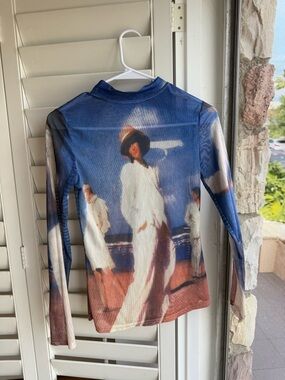High Leng Fan Graphic Long-Sleeve Mesh Top in Blue, White & Brown